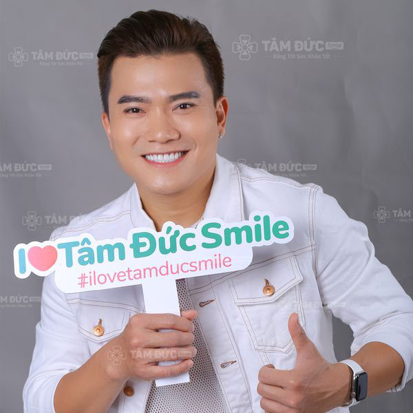 ca sĩ Khang Việt sau khi bọc răng sứ tại nha khoa casino online uy tín



